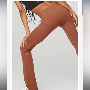 ALO YOGA AIRBRUSH LOW-RISE BOOTCUT LEGGING – RUST